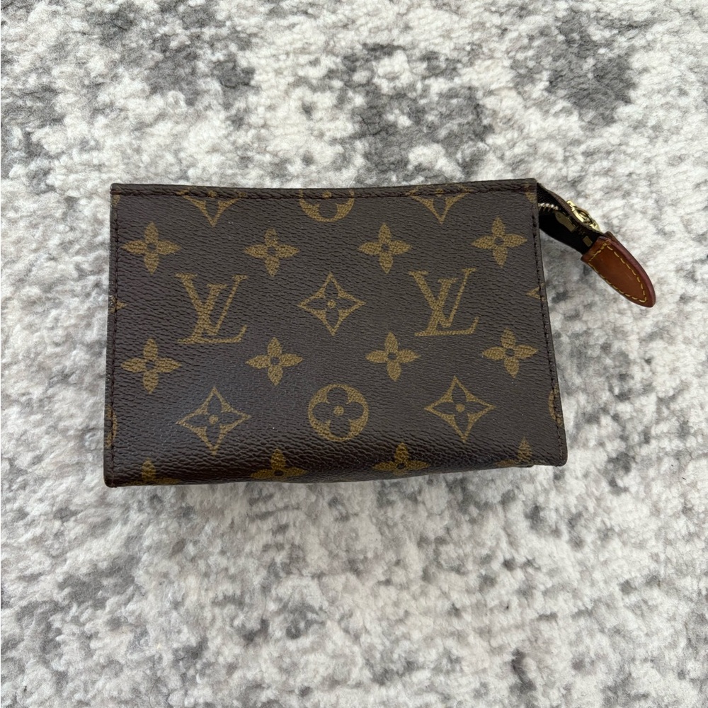 LV toiletry 15